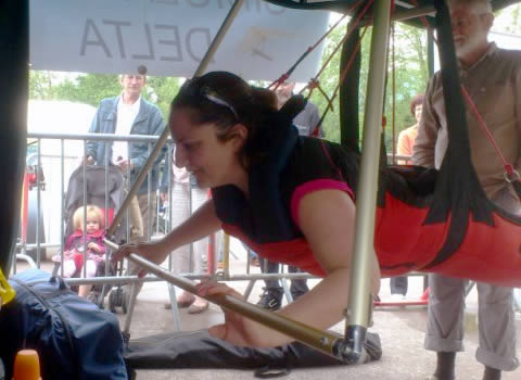 jeune fille pilote le simulateur delta