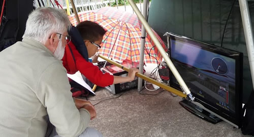 gamin pilote le simulateur delta
