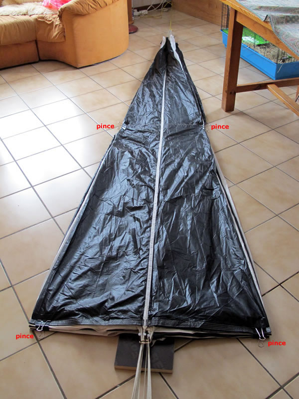 pliage du parachute de vol libre : mise place de pinces