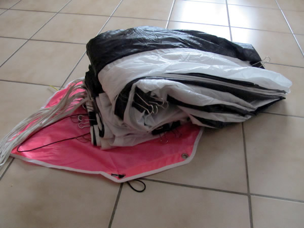 pliage du parachute de vol libre : mise en accordéon