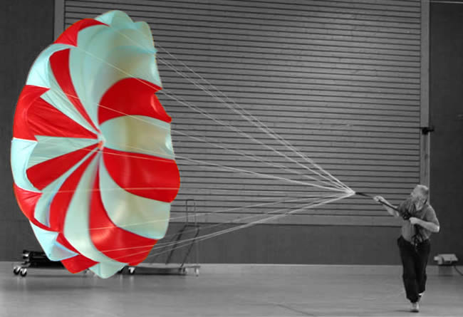 gonflage du parachute de secours en gymnase