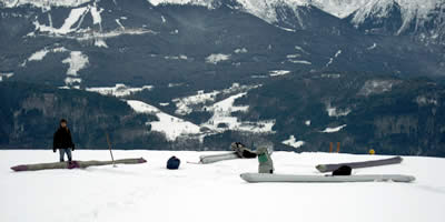 dépliage des deltaplanes sur la neige du décollage sud de St Hilaire