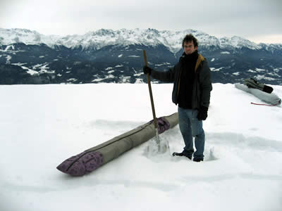 Yves Terrasse pelte la neige du décollage sud de St Hilaire