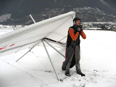 Antoine Mamia se prépare à décoller en delta dans la neige du décollage sud de St Hilaire