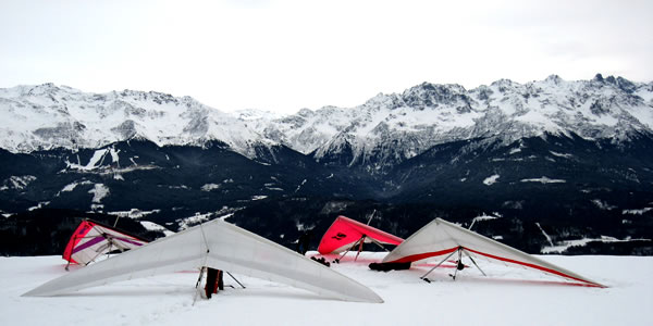 4 deltaplanes dépliés sur la neige du décollage sud de St Hilaire